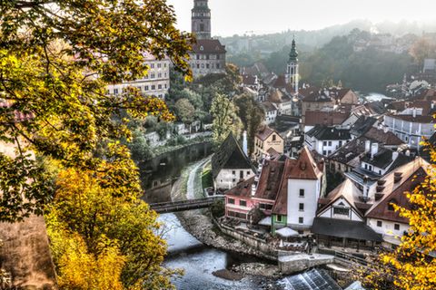 Foto: Marc/Fotolia.com, Stadtansicht Krumau an der Moldau im Herbst