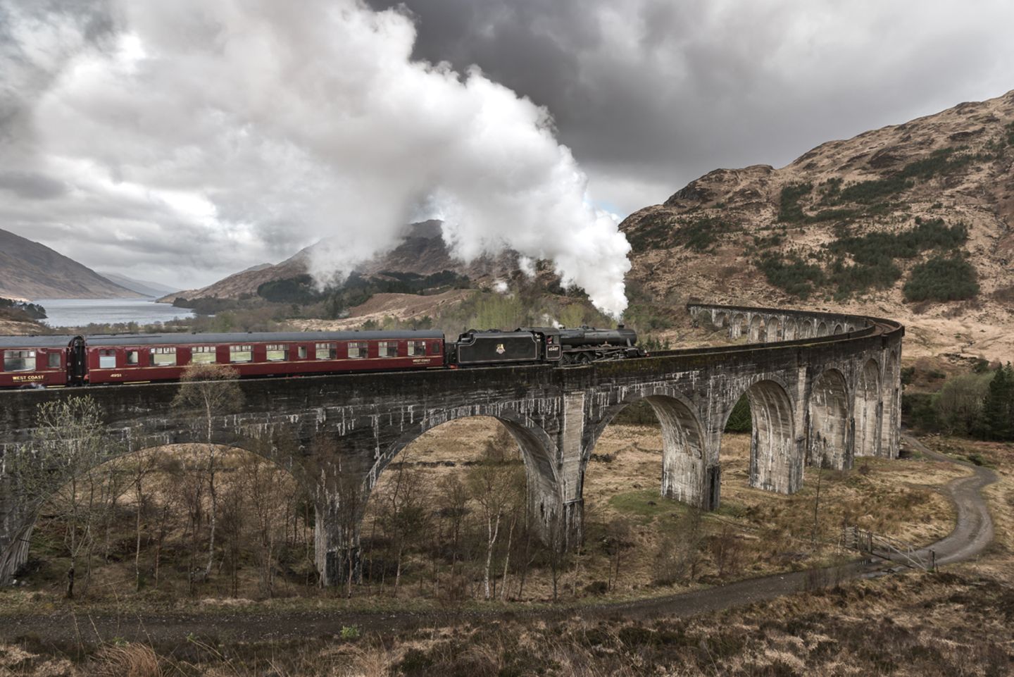 Glenfinnan Viaduct und der Jacobite, Highlands, Schottland
