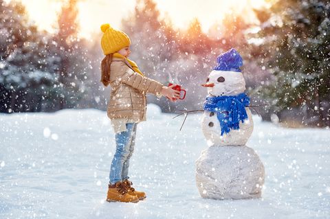 Mädchen und Schneemann