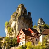 Altes Fachwerkhaus an Jurafelsen, Tüchersfeld