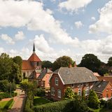 Blick auf das Rundwarfendorf Rysum