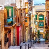 Bunte Holzerker in den Straßen von Valletta