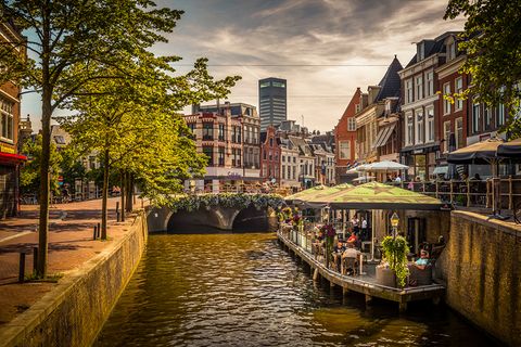 Kanal und Stadt Leeuwarden in den Niederlanden