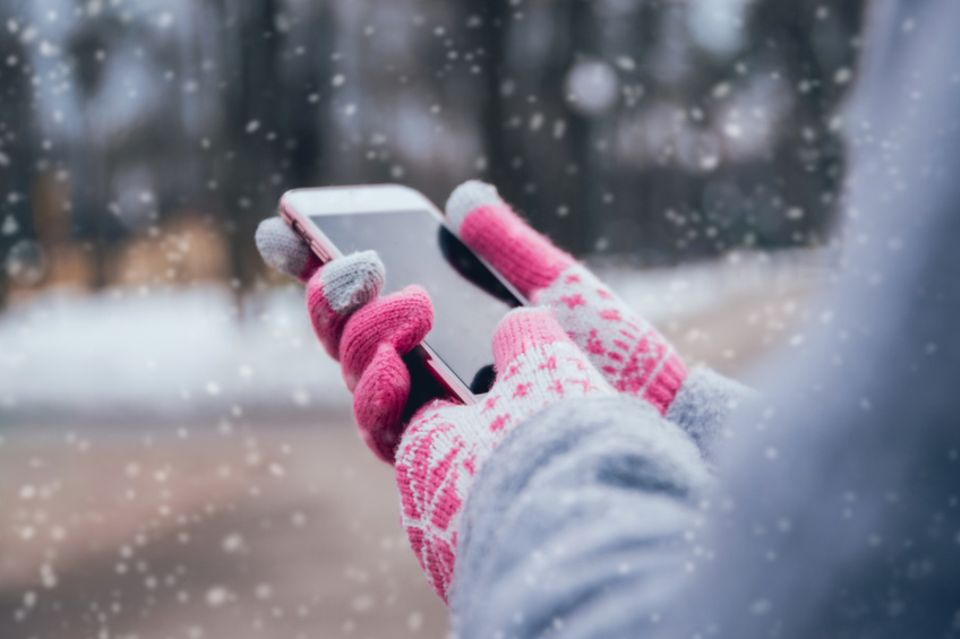 Smartphone wird mit Handschuhen bedient