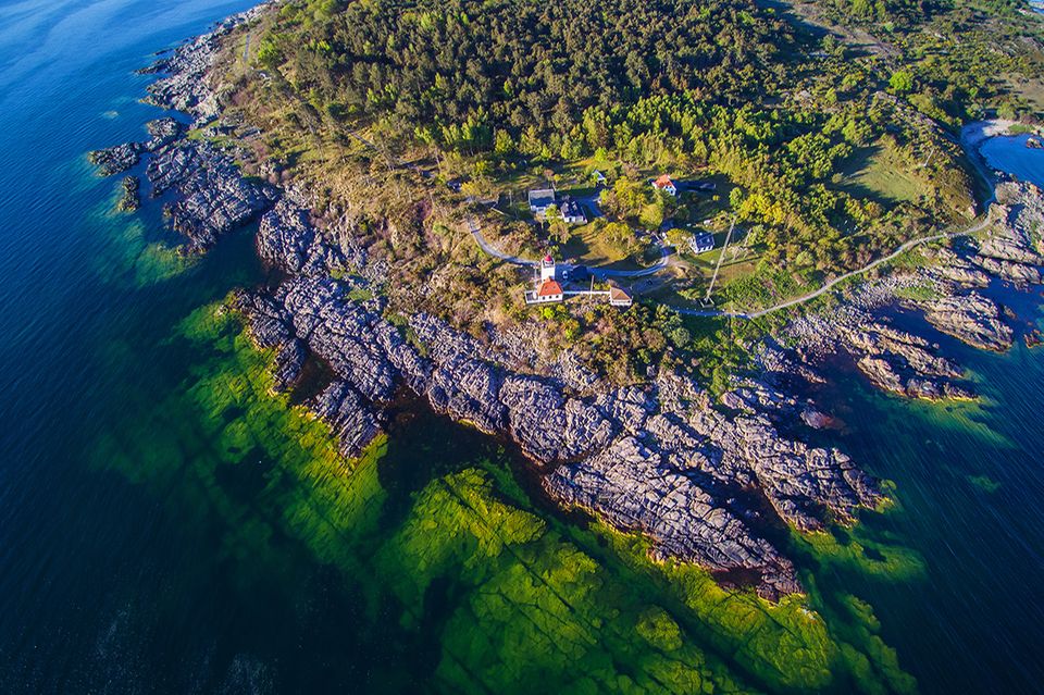 Luftaufnahme des Leuchtturmes Hammer Odde, Insel Bornholm