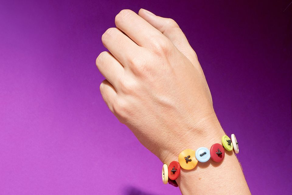 Armband aus Knöpfen