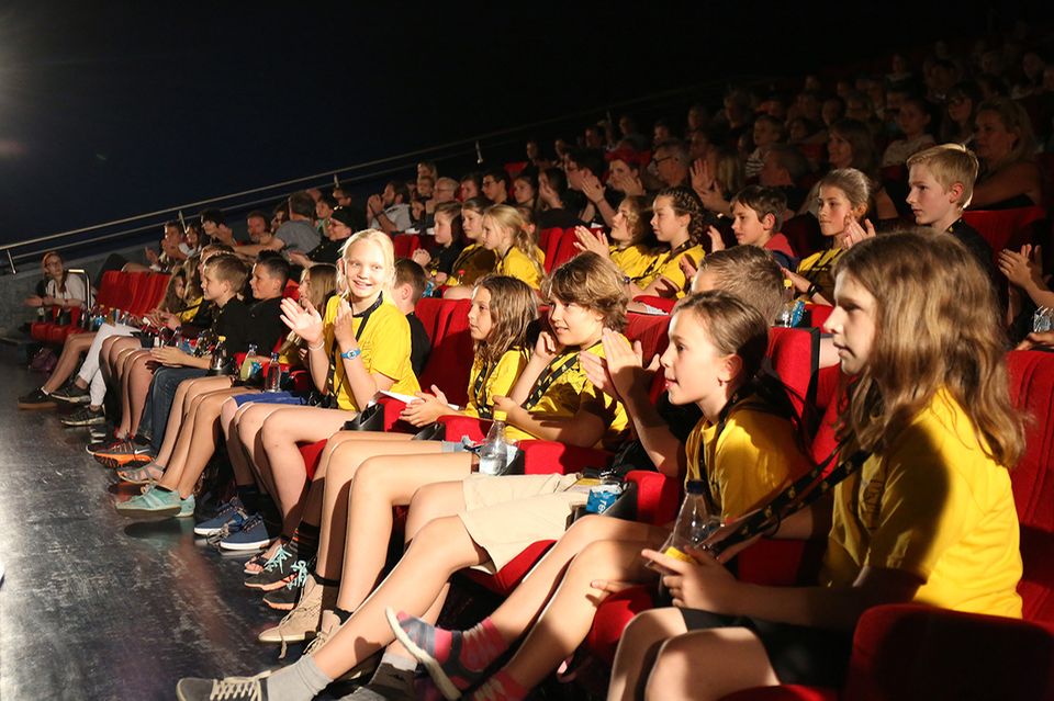 Wettbewerb: Werdet Teil der Kinderjury für den Goldenen Spatz 2021! Wettbewerb: Werdet Teil der Kinderjury für den Goldenen Spatz 2021!