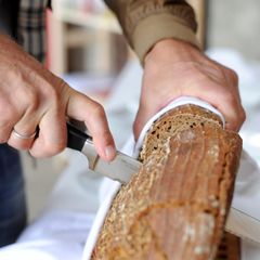 Brot wird geschnitten