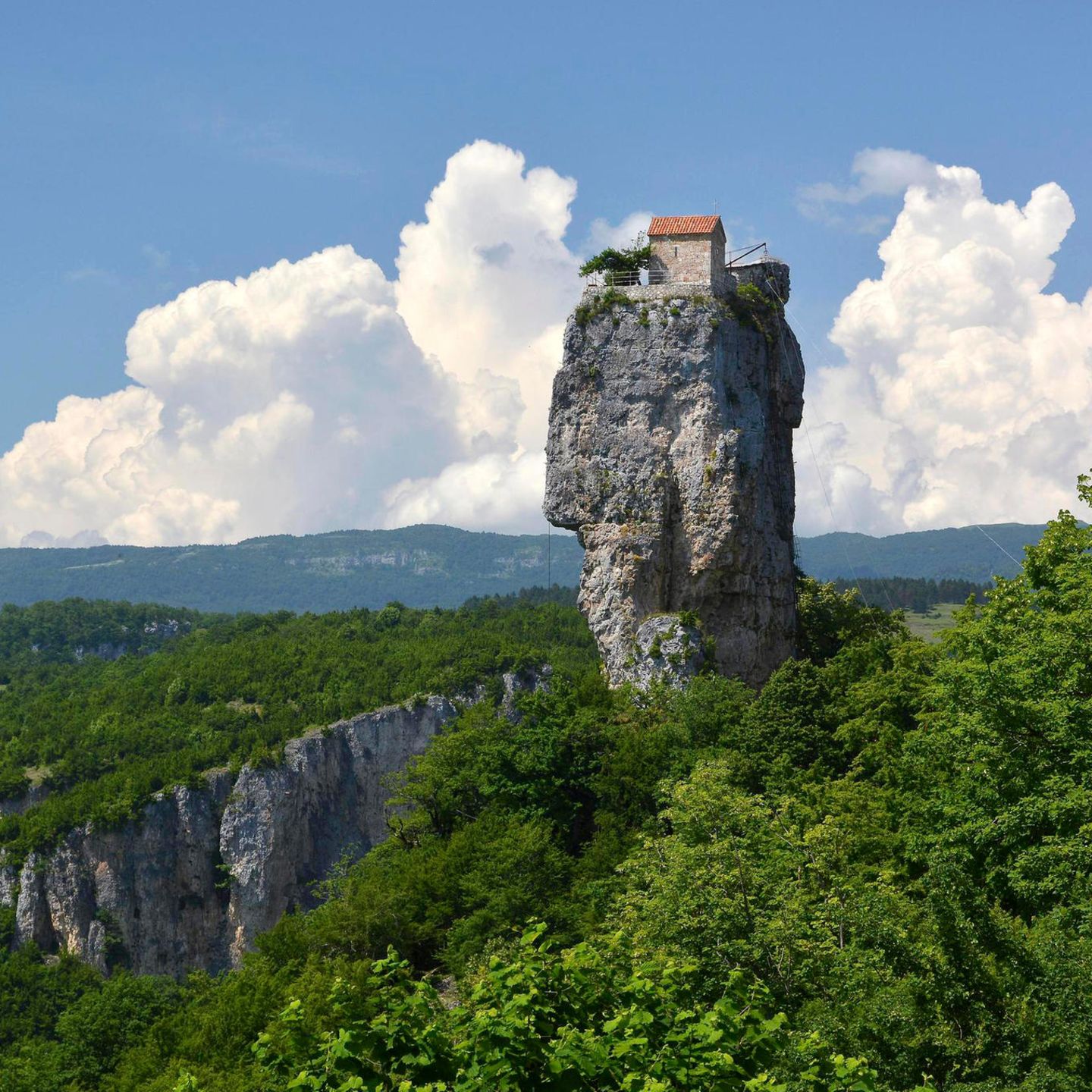 Katskhi-Felsen: Eine Landschaft mit göttlichen Aussichten - [GEO]