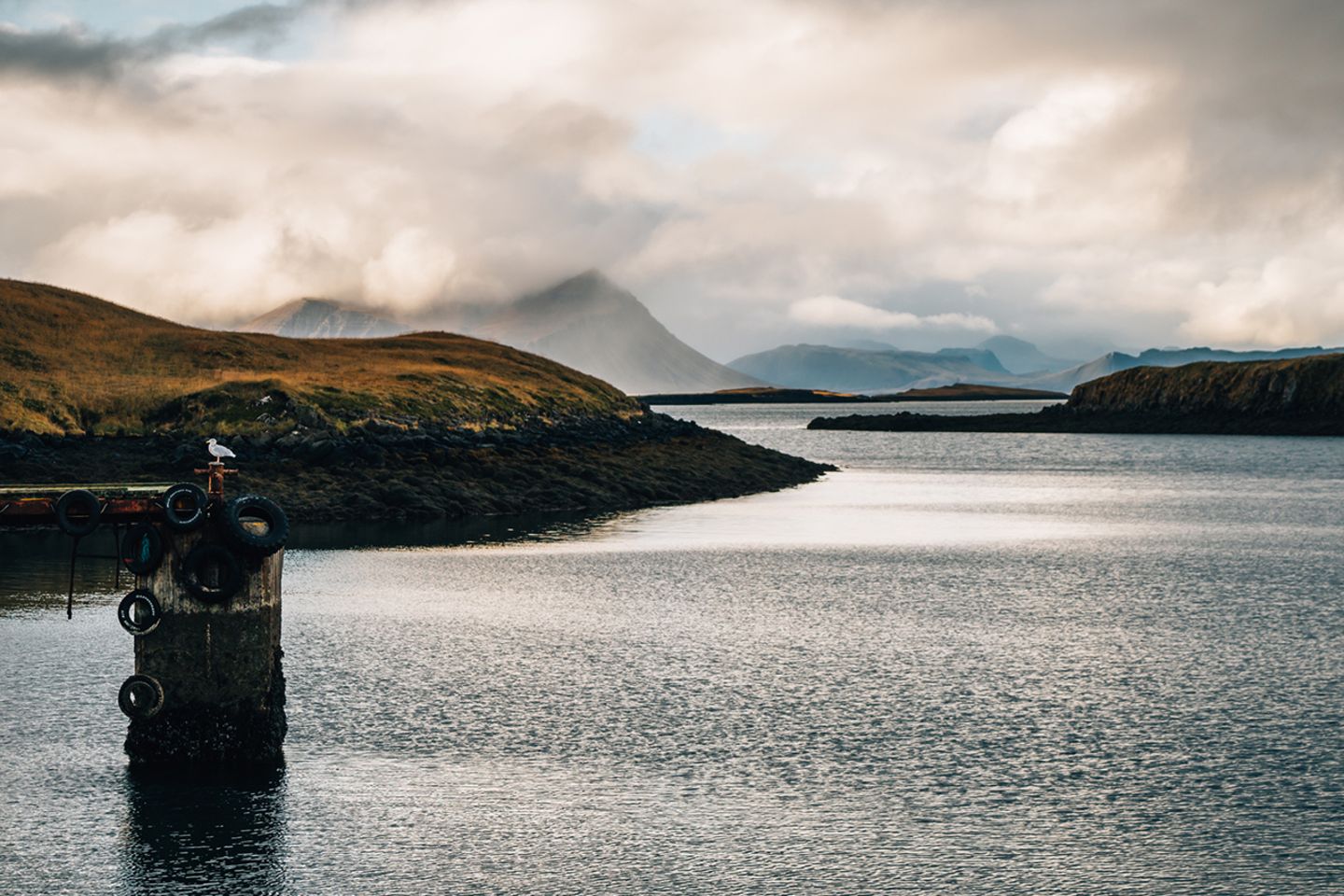 Entspannen am Hafen Sykkisholmur auf Island