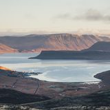 Aussicht auf ein Dorf der Westfjorde in Island