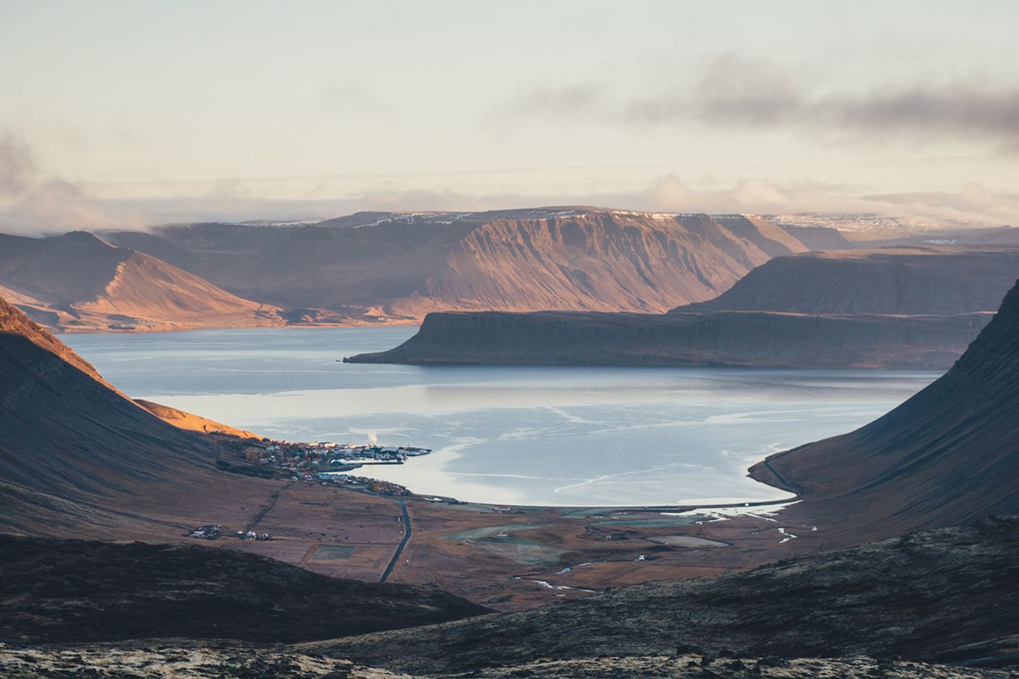 Kleine Dörfer Aussicht auf ein Dorf der Westfjorde in Island