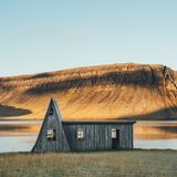 Holzhaus in den Westfjorden