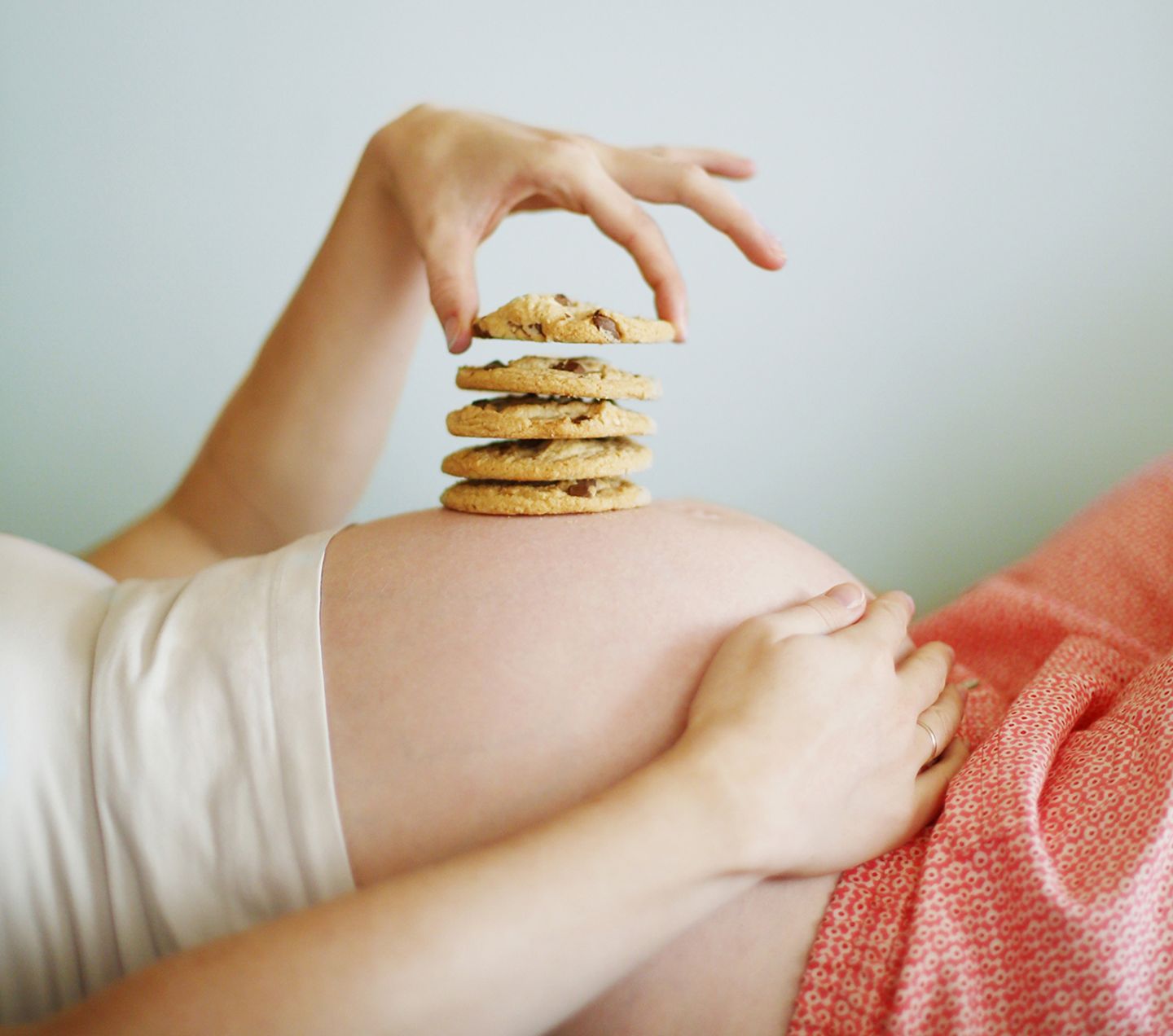 Schwangere Frau, Kekse