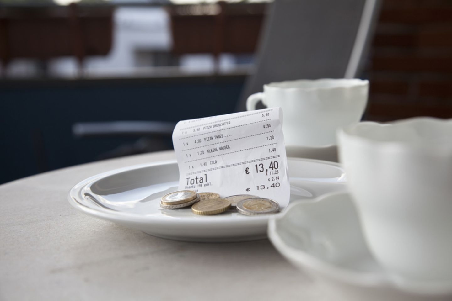 Kaffeegeschirr mit Kassenbeleg