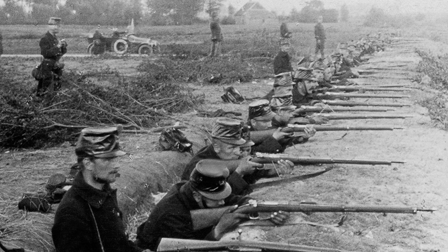 Soldaten 1914 bei Antwerpen im Schützengraben