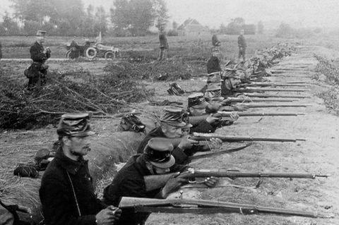 Soldaten 1914 bei Antwerpen im Schützengraben