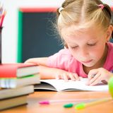 Mädchen lernt am Schreibtisch