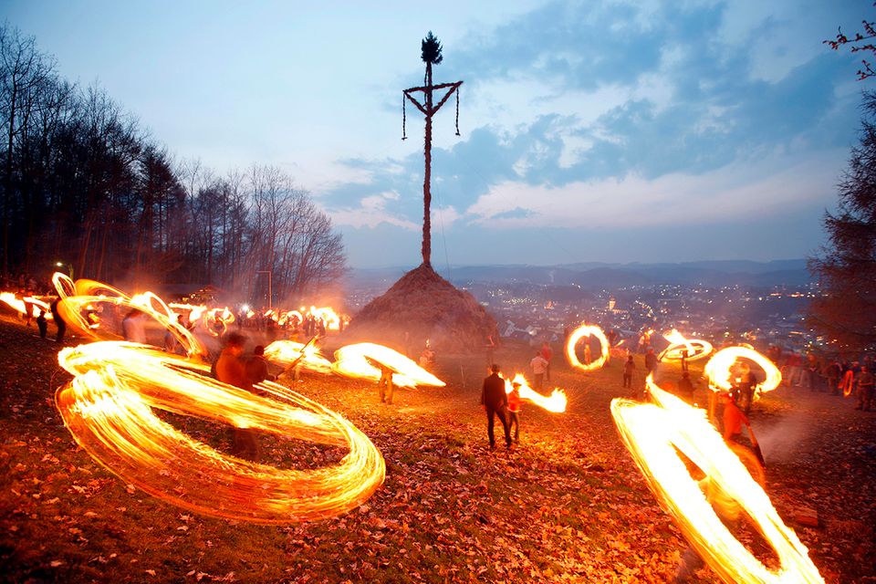 Traditionelles Osterfeuer auf 7 Hügeln rund um Attendorn, Sauerland  1.5059