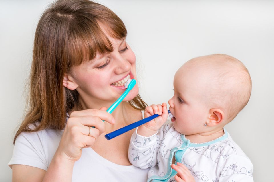 Mutter und Kind am Zähneputzen