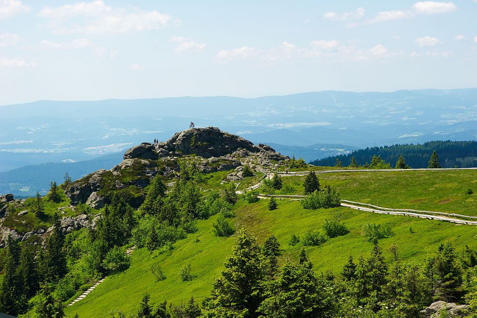 Erstaunliche Sichtkontakt-Kette: Für die Recherche wurden Höhenangaben, physikalische Formeln der Optik - und auch das Telefon genutzt. Dann nämlich, wenn der Chef der Bergbahn am Großen Arber auch ohne komplizierte Berechnungen den weitesten Punkt am nördlichen Horizont angeben konnte - den Fichtelberg-Gipfel.