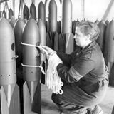 Frau in einem Rüstungsbetrieb