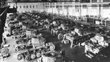 Panzer-Montage bei M.A.N. in Nürnberg