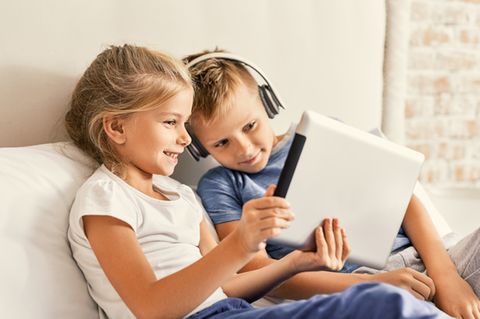 Kinder spielen am Tablet