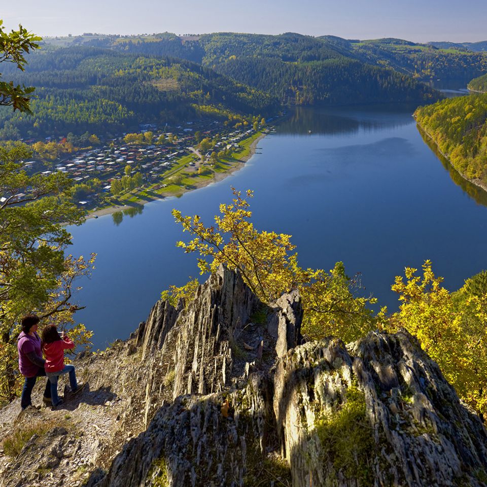 Blick vom Bockfelsen auf die Hohenwartetalsperre der Saale