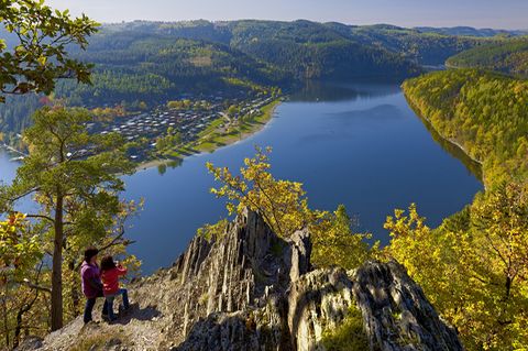 Blick vom Bockfelsen auf die Hohenwartetalsperre der Saale
