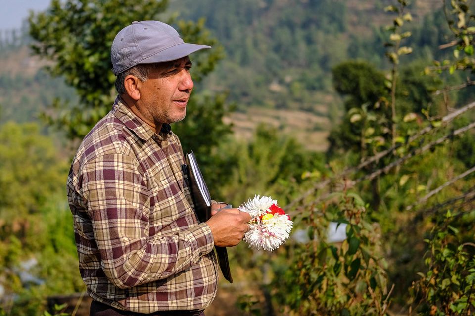 Ende 2017: Einen Monat lang ist der Fruchtbaumexperte Bishnu Giri in den Projektsiedlungen, um die Menschen zu beraten, denn sie haben kaum Erfahrung im Anbau von Früchten