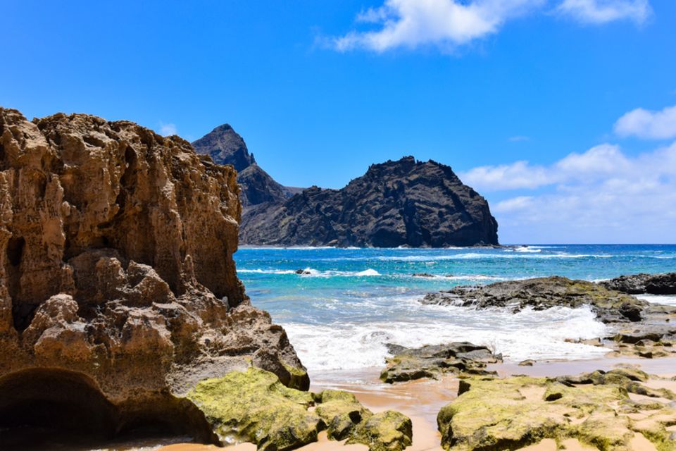 Porto Santo, Portugal: Vom Strand von Porto Santo blickt man auf die vorgelagerte Felsinsel Ilhéu de Baixo