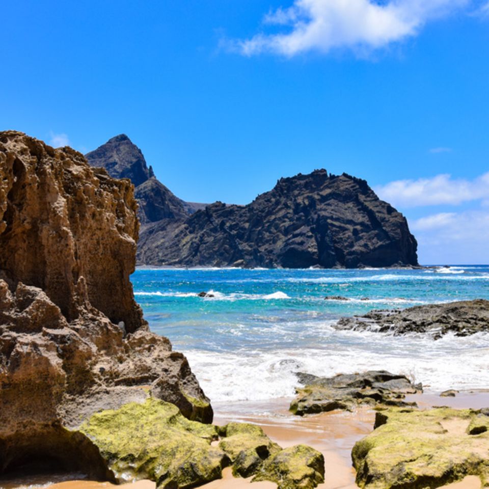 Porto Santo, Portugal: Vom Strand von Porto Santo blickt man auf die vorgelagerte Felsinsel Ilhéu de Baixo