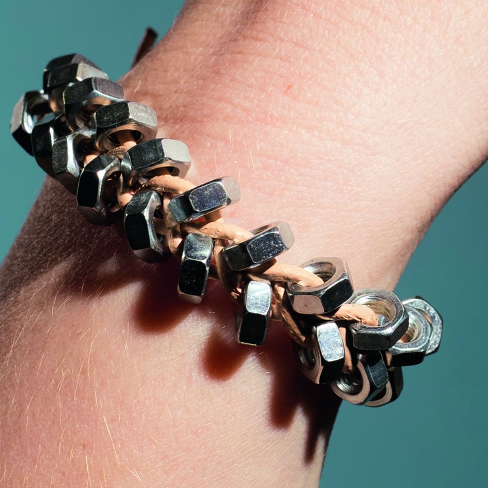 Armband aus Muttern