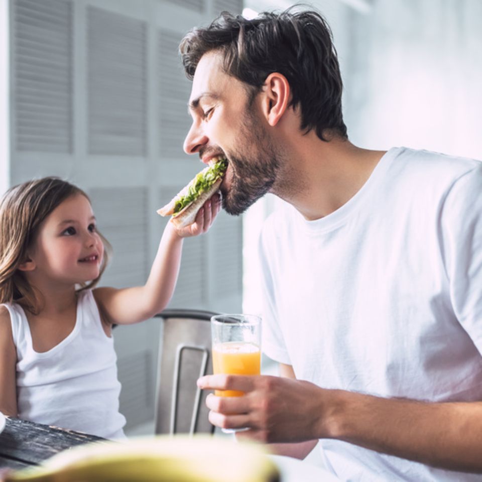 Vater und Tochter essen