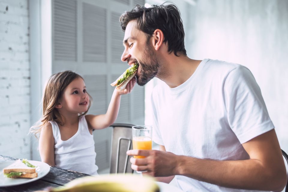 Vater und Tochter essen
