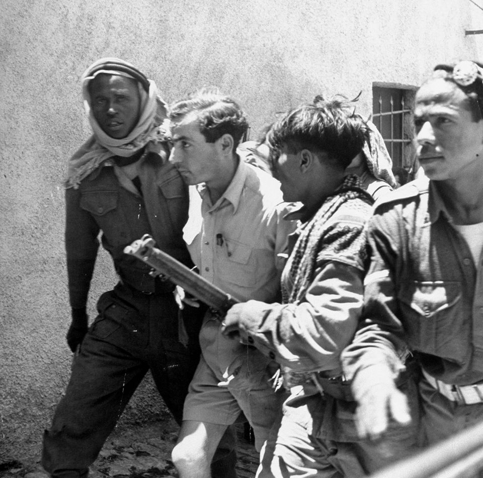 Arabische Soldaten führen jüdische Gefangene ab