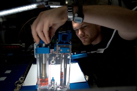 Alexander Gerst bei einem Experiment im All