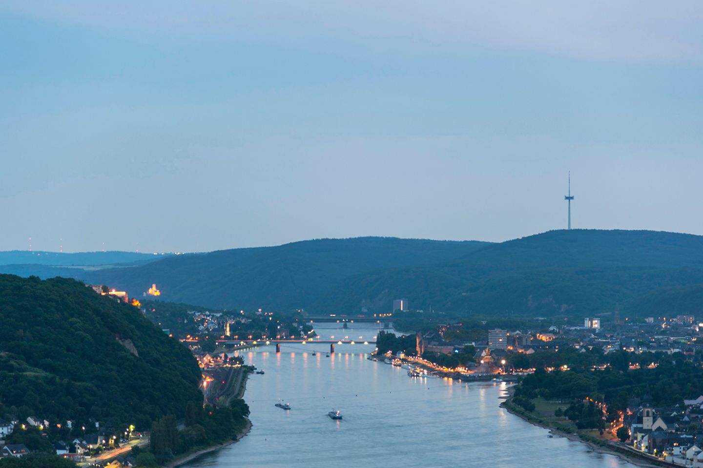 Braubach: Das Rheintal im Blick Blick den Rhein und Schloss Stolzenfels