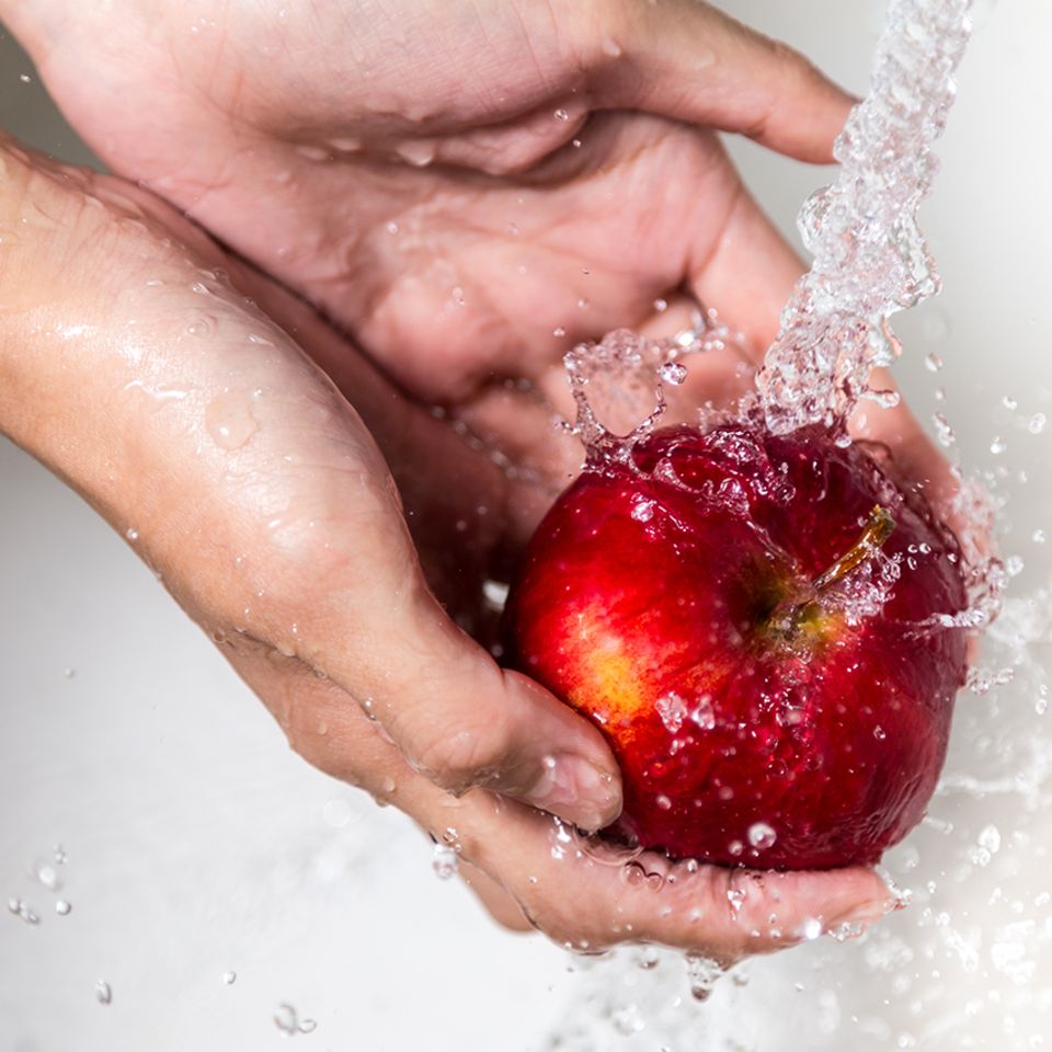 Apfel waschen