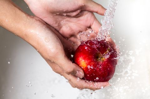 Apfel waschen