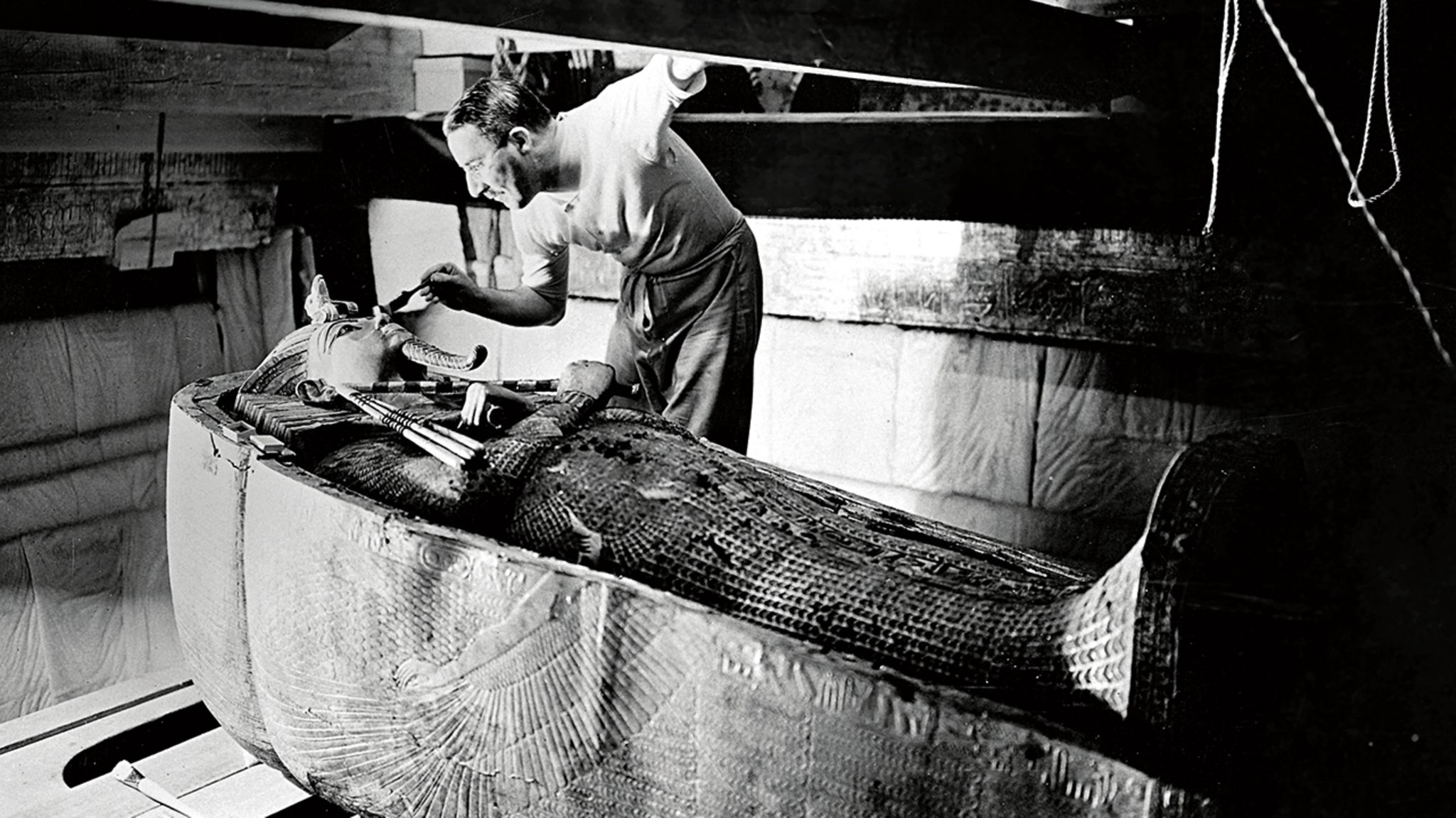 Carter säubert den Sarg