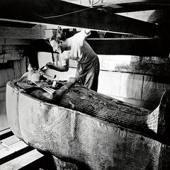 Carter säubert den Sarg