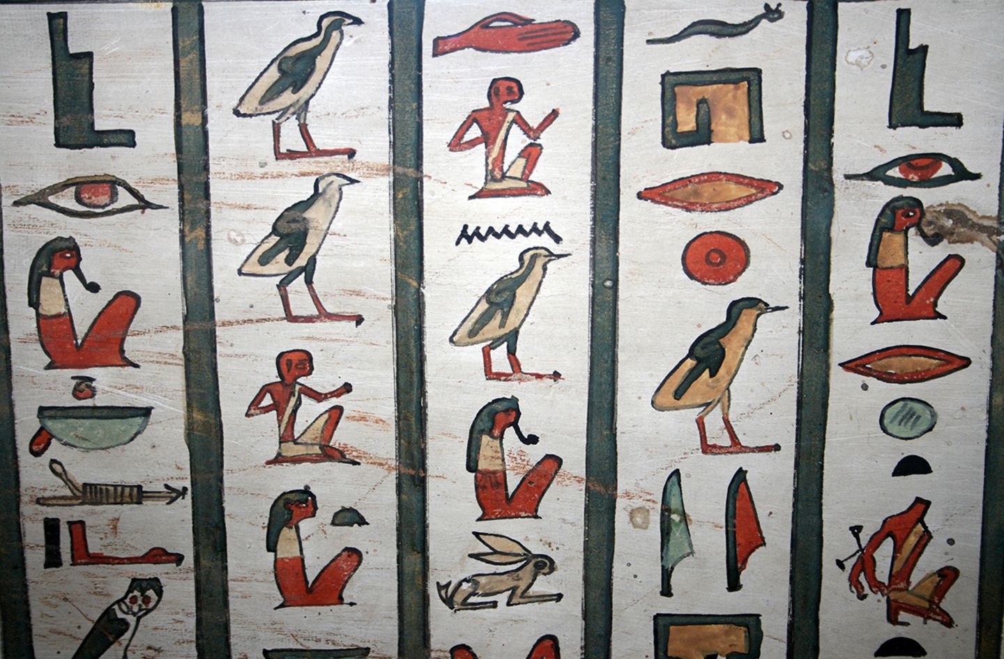 Mehrere Spalten eines altägyptischen Hieroglyphentextes, Malerei