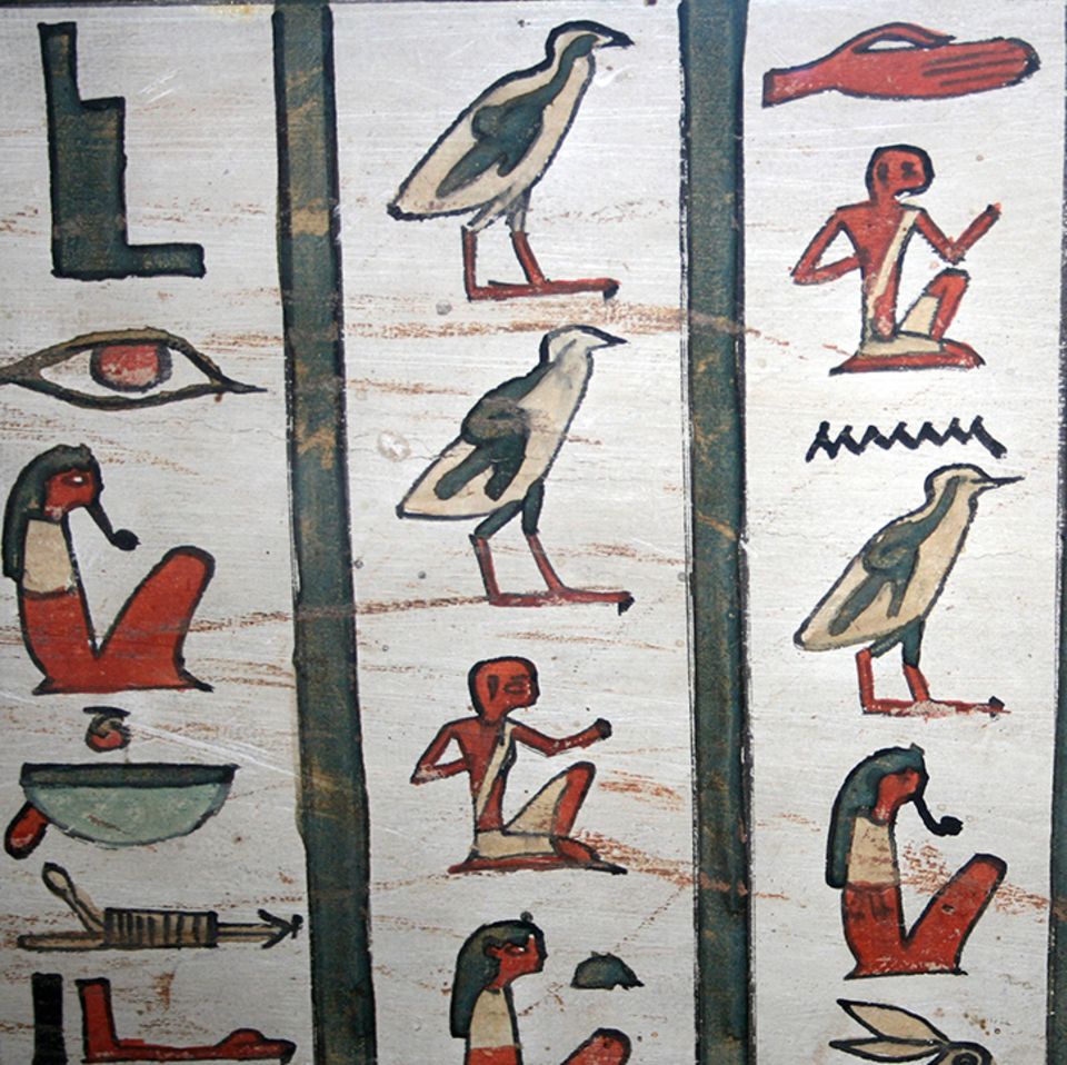 Mehrere Spalten eines altägyptischen Hieroglyphentextes, Malerei