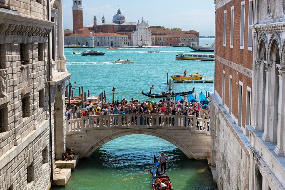 Overtourism: 12 Besucher auf jeden Bewohner: In Venedig treffen täglich rund 60 000 Touristen auf vielleicht 5000 verbliebene Venezianer im touristischen Zentrum