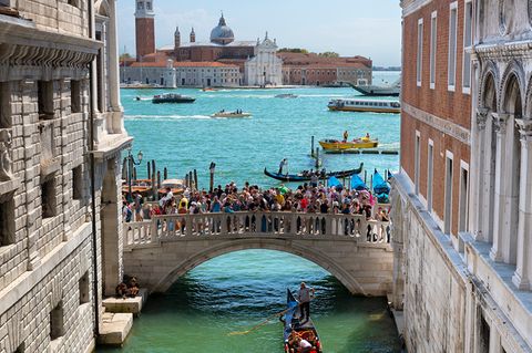 Overtourism: 12 Besucher auf jeden Bewohner: In Venedig treffen täglich rund 60 000 Touristen auf vielleicht 5000 verbliebene Venezianer im touristischen Zentrum