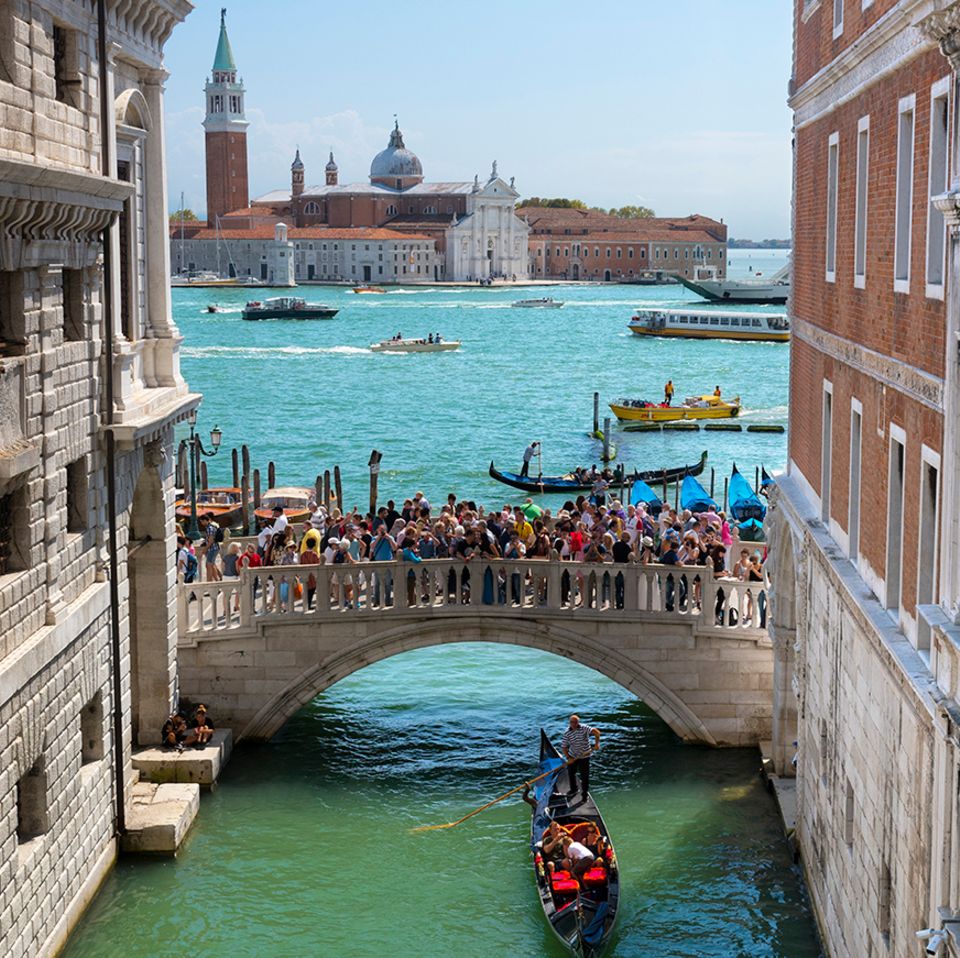 Overtourism: 12 Besucher auf jeden Bewohner: In Venedig treffen täglich rund 60 000 Touristen auf vielleicht 5000 verbliebene Venezianer im touristischen Zentrum