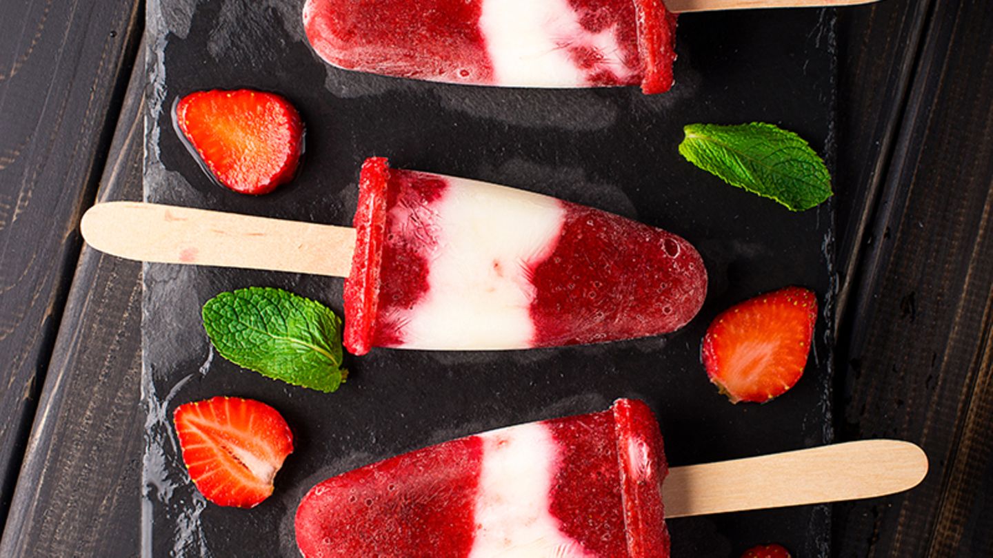 Erdbeer-Joghurt-Eis am Stiel: Rezept - [GEOLINO]