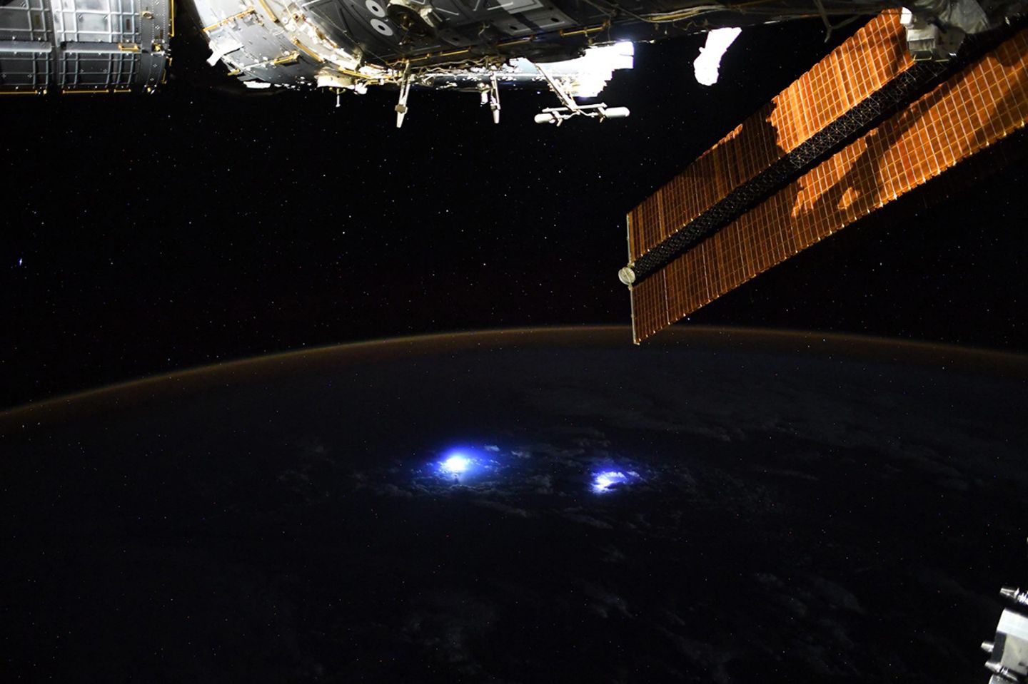 Gewitter auf der Erde, von der ISS fotografiert Gewitter auf der Erde, von der ISS fotografiert